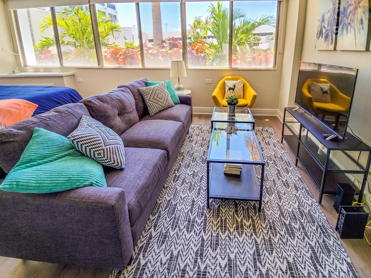 דירות סיינט פיטרסברג Frontdesk The Wayland Apts Downtown St Pete חדר תמונה