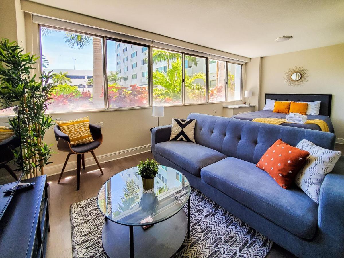 דירות סיינט פיטרסברג Frontdesk The Wayland Apts Downtown St Pete חדר תמונה