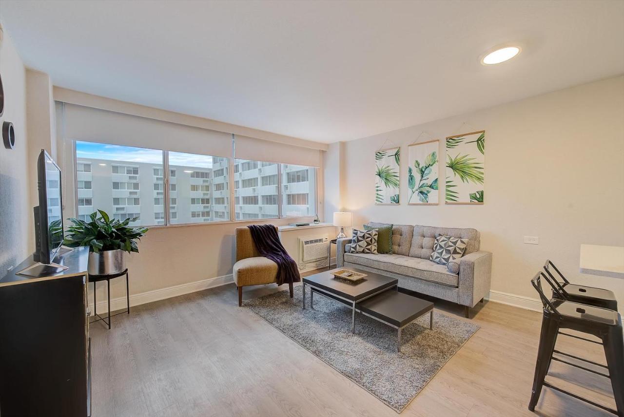 דירות סיינט פיטרסברג Frontdesk The Wayland Apts Downtown St Pete חדר תמונה