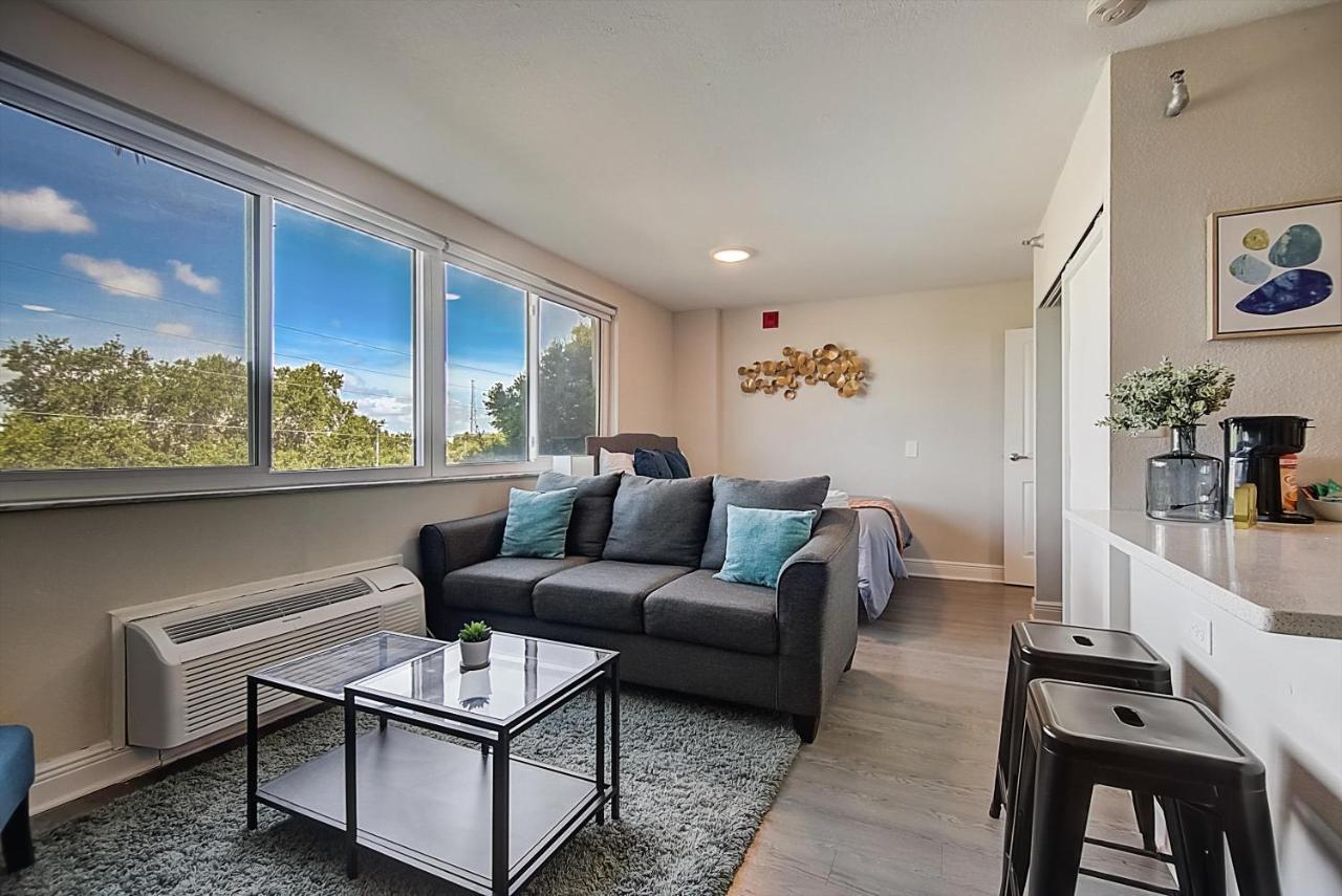 דירות סיינט פיטרסברג Frontdesk The Wayland Apts Downtown St Pete חדר תמונה