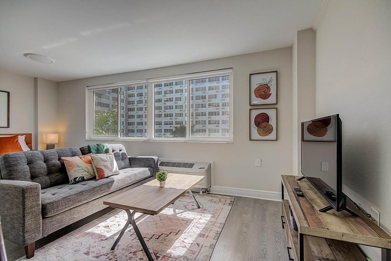 דירות סיינט פיטרסברג Frontdesk The Wayland Apts Downtown St Pete חדר תמונה