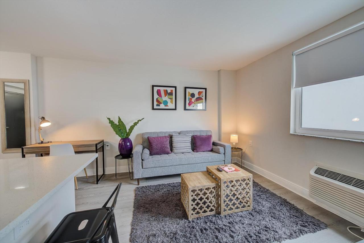 דירות סיינט פיטרסברג Frontdesk The Wayland Apts Downtown St Pete חדר תמונה