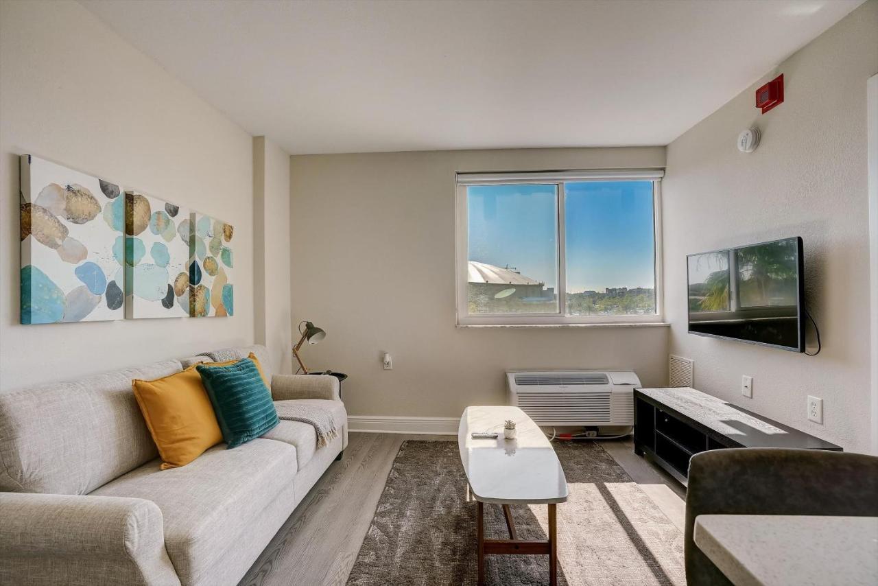 דירות סיינט פיטרסברג Frontdesk The Wayland Apts Downtown St Pete חדר תמונה